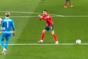 📹C罗主动摆球并贴脸鼓掌催促凯莱赫发球，后者竖大拇指回应