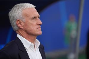 开启吹风机模式！德尚半场训斥法国队：节奏简直龟速，踢得太慢了