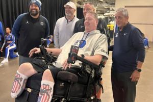 严重车祸致双小腿截肢！“大竹竿”肖恩·布拉德利观战独行侠！