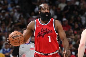 哈登在场快船净效率+2.3进攻效率123 下场净效率-19.7进攻效率97