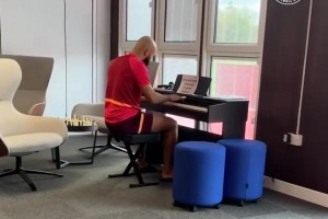 有点熟悉😂！曼联新援姆贝莫曾在训练基地弹钢琴