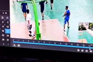 野球场小伙后场长传直接甩进篮筐 这调监控得花多少啊🤣🤣