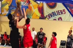 加纳2米45巨人索格利打野球轻松站扣 这天赋能否打NBA🤔