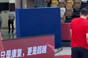 能学到多少？王治郅训练中上场指导周琦的脚步