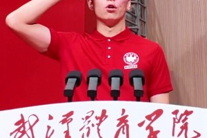 苏超排面拉满！前国门区楚良亲临常州球员休息室，为大家加油鼓励