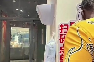 好吃吧！追梦中国行品尝蜜雪冰城冰淇淋，还喂老婆柠檬水😂