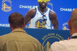 追梦格林在媒体日上整活 带着一个“boom”大眼镜接受采访~