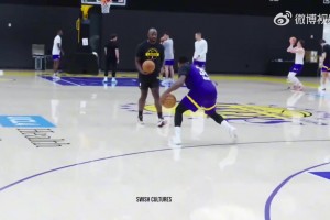 活久见？王哲林完成抢断，居然来了个快攻一条龙暴扣！