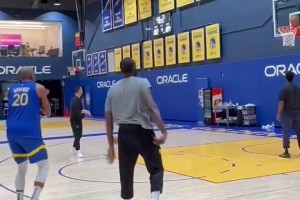 真空间型五号位啊！霍福德与追梦同框练习三分投射