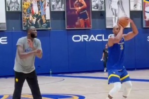 两人都是撅腚投篮！😂看到霍福德与追梦一起训练，感觉还是有点不太真实