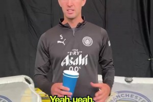 顶级名场面！马拉多纳宣布C罗获奖，C罗感谢梅西内马尔到场支持！