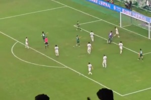 苏超“副作用”！饭店内就餐顾客看进球一声吼，吓坏点餐老哥😂