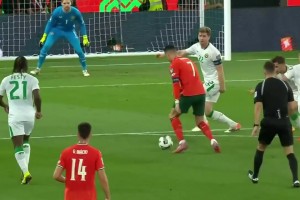 B席这打门太抽象了！C罗远射击中立柱，B席补射空门竟打偏了！