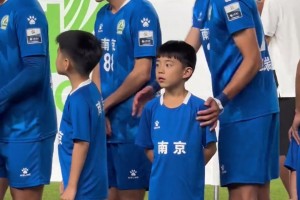 苏超小球童爆笑原地石化！网友：六万人场中央，眼睛看不过来😂