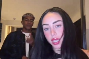 你俩真是兴趣爱好玩到一块儿的，亚马尔和女友在酒店跳舞