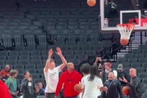 清新脱俗~云南玉昆女主持这肩好宽啊，但确实看着挺甜的😍