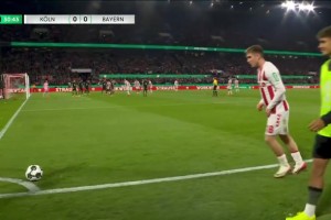 拜仁客场丢球！科隆角球开出阿赫头球攻门得手！