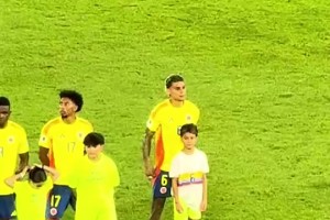 逆天！哥伦比亚美女双胞胎当时看到J罗后快流口水了😅