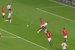 梅西在商业论坛上看自己的生涯高光，台下观众喊名字膜拜