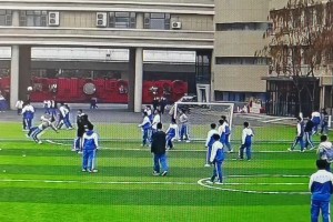 能吹一辈子！小伙子这一脚倒钩，成了全校男生心中的神🐮