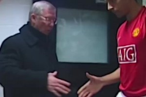 珍贵影像：弗格森爵士目送球队走出球员通道