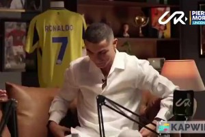 摩根锤了锤C罗的腹肌：...嗯，就像在敲花岗岩😆