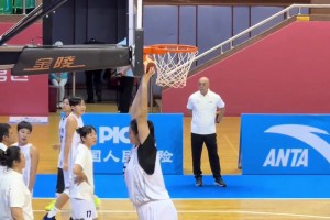 篮球从未如此简单！从张子宇跳球开始比赛失去悬念！对手都笑了