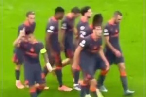 重情重义！实拍：劳塔罗欧冠破门后，向好友阿什拉夫送上问候❤