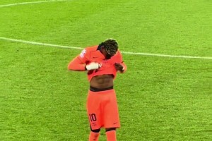 亚马尔：看看我的八块腹肌还在不在😂