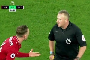 😂我在球场上遇到了自己的小学老师，他居然送给了我一张红牌！